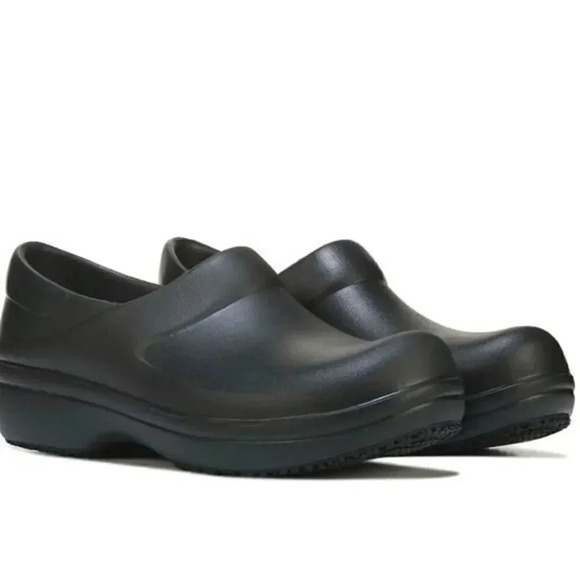 Crocs Neria Pro2 Slip Resistant Clogs size 6 in black NWOT - Picture 1 of 7